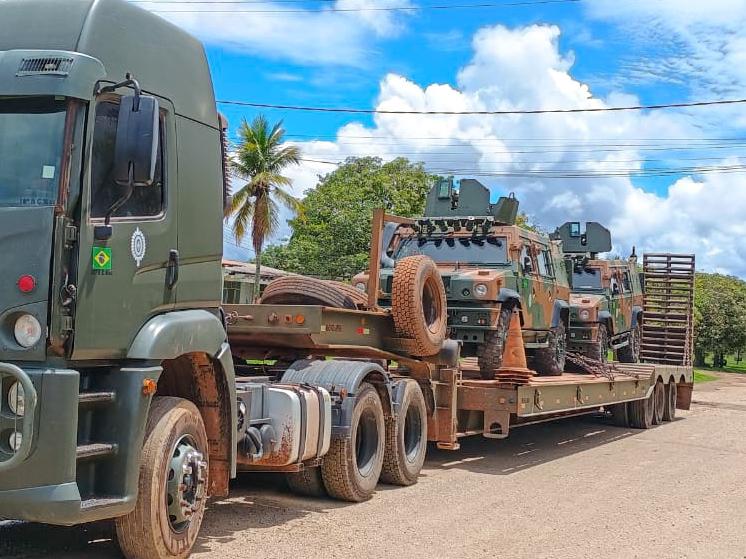 Viaturas blindadas Guaicurus foram enviadas para Pacaraima (Foto: CMA)