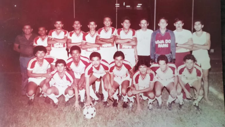 Elenco do Baré Esporte Clube na década de 1980 (Foto: Arquivo pessoal)
