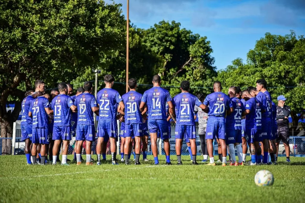 Comissão técnica alviceleste reúne elenco no gramado do CT, antes da decisão do Estadual. Crédito: Hélio Garcias/São Raimundo Comissão técnica alviceleste reúne elenco no gramado do CT, antes da decisão do Estadual. Crédito: Hélio Garcias/São Raimundo