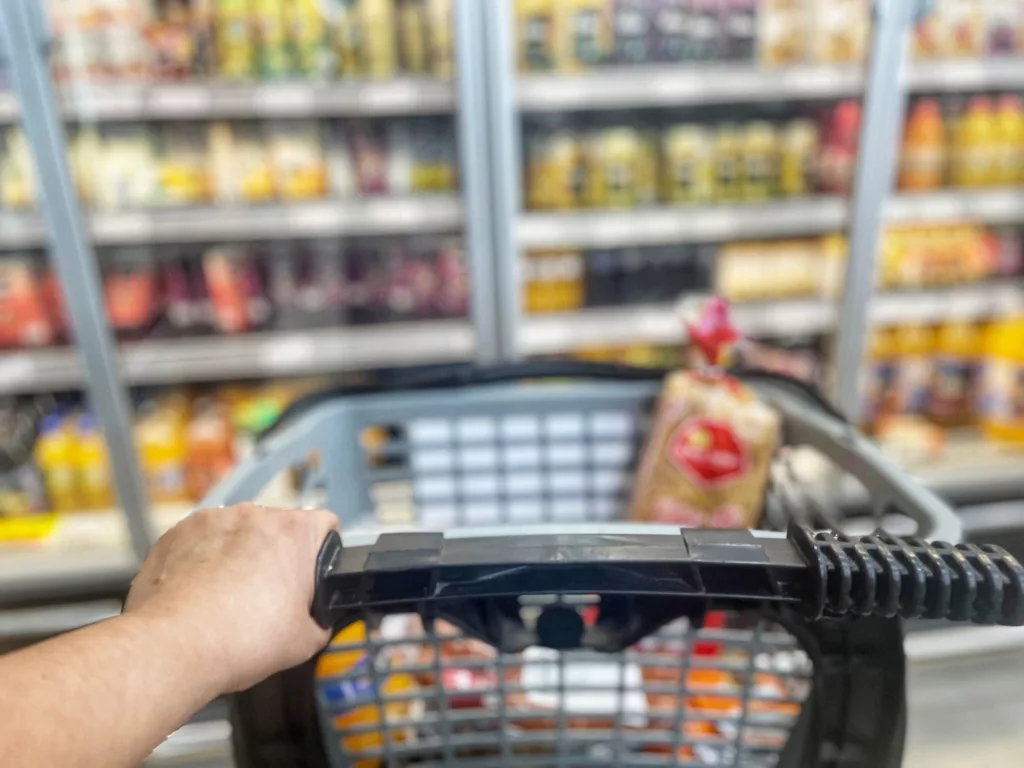 Para quem sofre com ansiedade ou algum transtorno ligado a saúde mental, atividades simples como ir ao mercado pode causar desconforto (Foto: Raisa Carvalho)