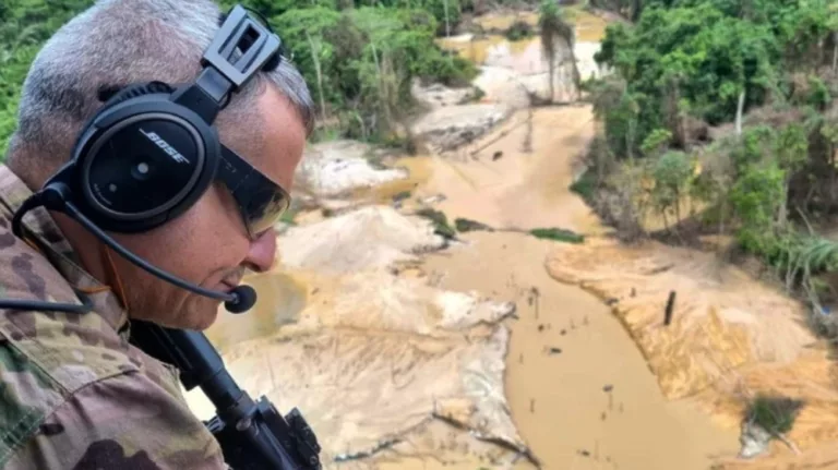 Helicóptero clandestino é destruído em área de garimpo na Terra Yanomami