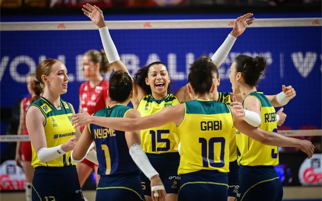 Jogadores comemorando ponto durante partida contra a Bulgária (Foto: FIVB)