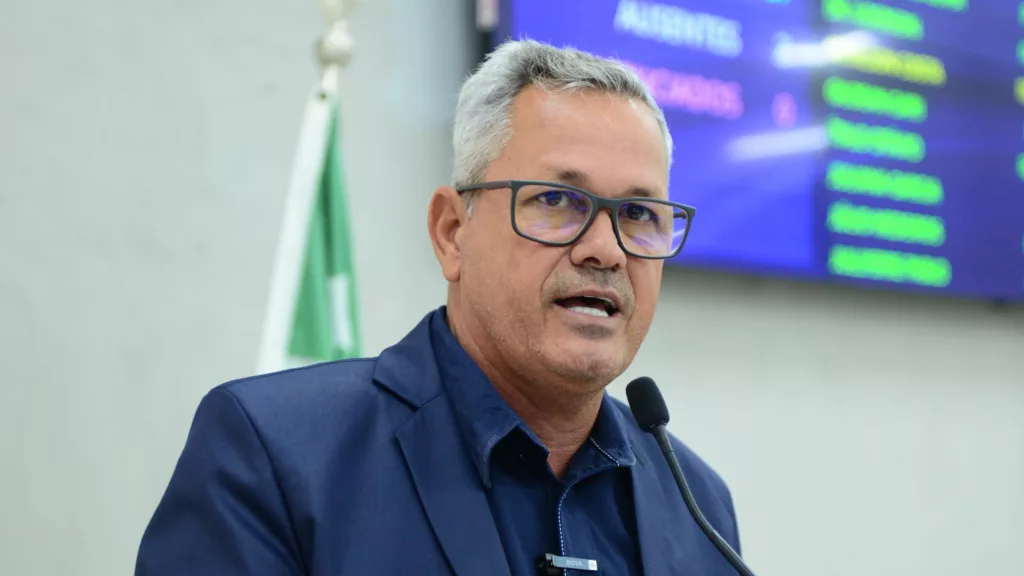 O ex-vereador Adjalma Gonçalves durante discurso na tribuna (Foto: CMBV)