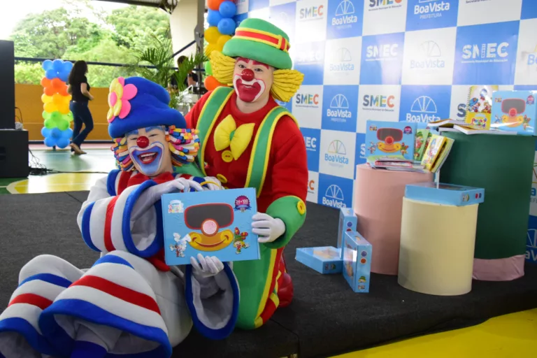 O evento contou com a presença da dupla de palhaços e ocorreu às 8h30 na Escola Antônia Fernandes Cutrim, localizada no bairro Jardim Tropical. (Foto: Nilzete Franco/FolhaBV)