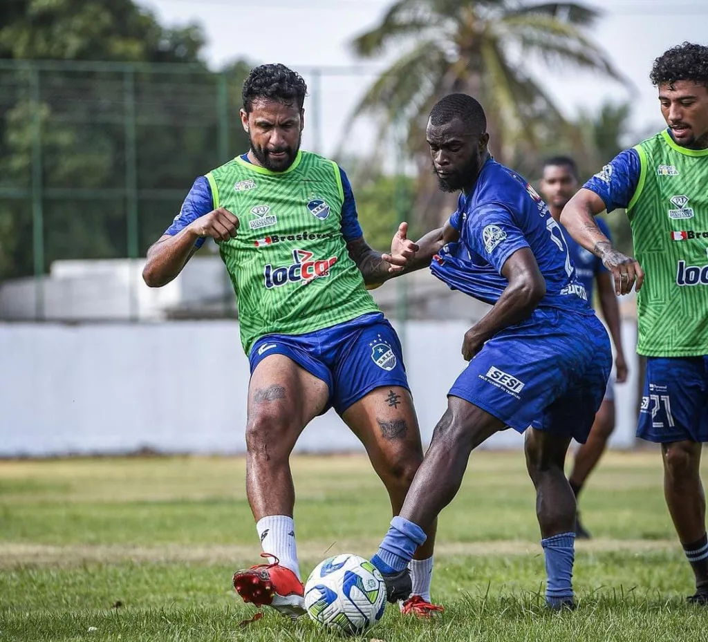 Kanté é marcado por Siri, em treino às vésperas da decisão. Crédito: Hélio Garcias/São Raimundo