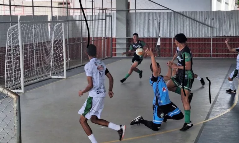 Pivô Marcos Diego 'come' a bola para o Rubro-Verde e fecha como protagonista. Crédito: ASCOM/Sporting Roraima