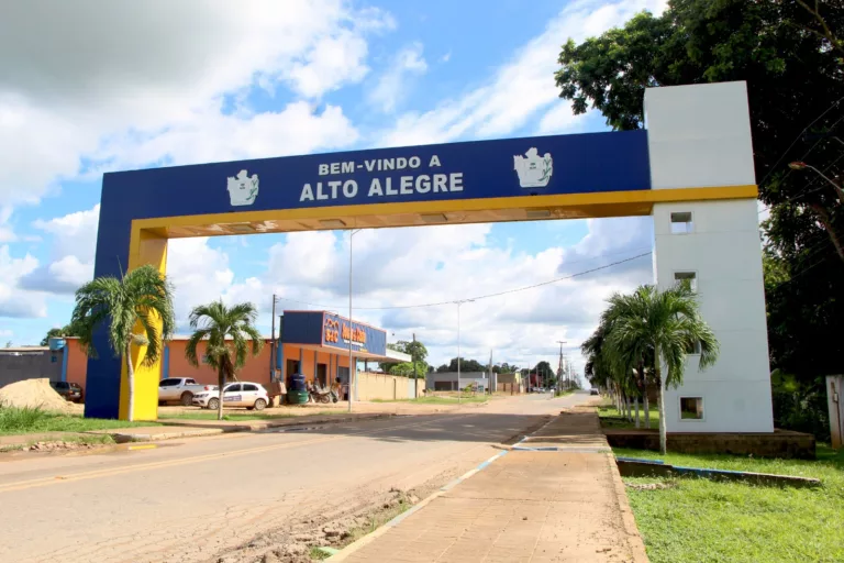 Portal de entrada do Município de Alto Alegre, em Roraima (Foto: Wenderson Cabral/FolhaBV)