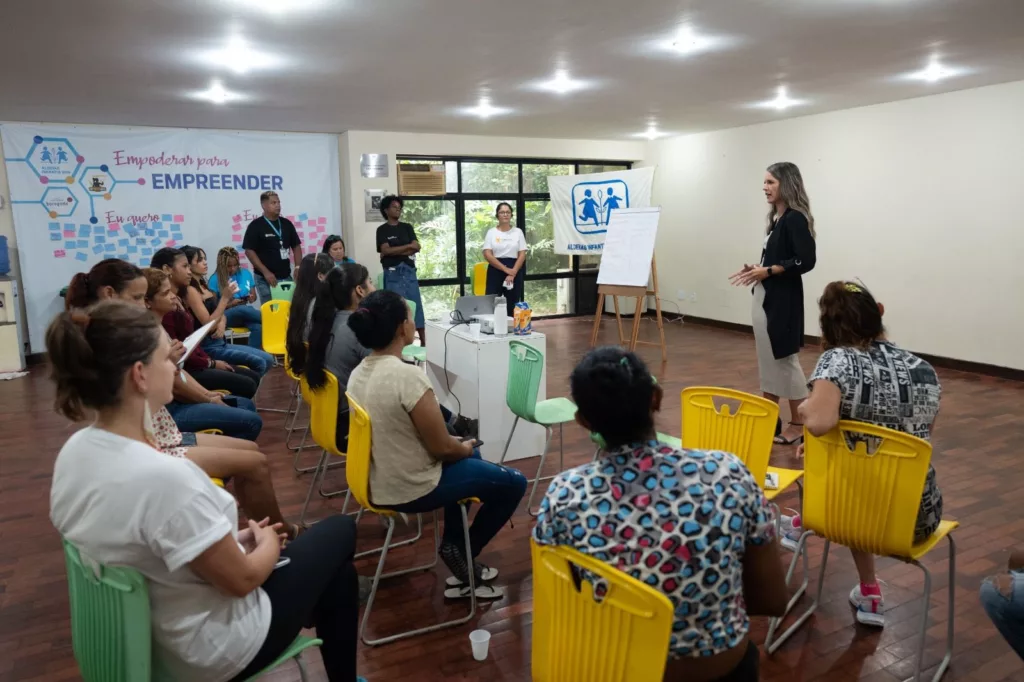 O objetivo é prepará-las para o mercado de trabalho com foco em áreas como atendimento no varejo e visual merchandising. (Foto: reprodução/Instituto Renner)