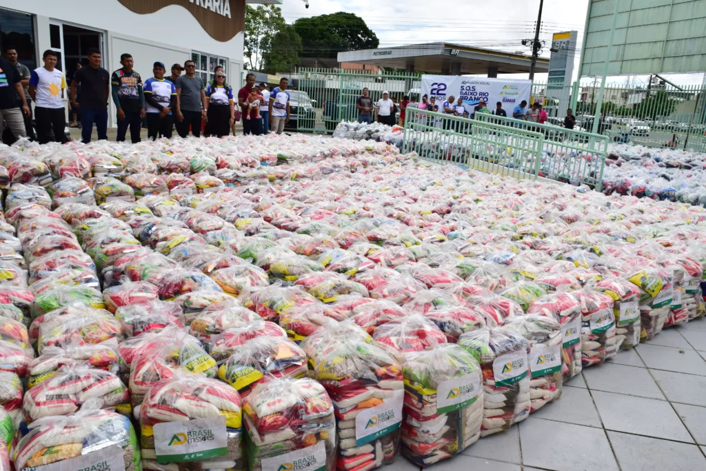Igreja ADBrasil leva 30 toneladas de donativos para o Baixo Rio Branco (Foto: Nilzete Franco/FolhaBV)