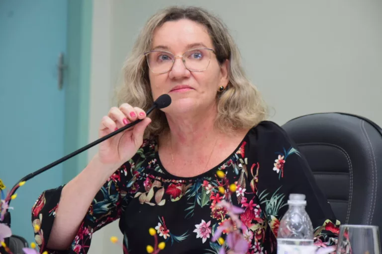 A juíza de Alto Alegre, Sissi Schwantes, durante cerimônia de diplomação da chapa eleita no pleito suplementar (Foto: Nilzete Franco/FolhaBV)