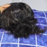 A orientação dos especialistas é evitar molhar os cabelos à noite, mantendo sua rotina de higienização no período da manhã (Foto: Divulgação)