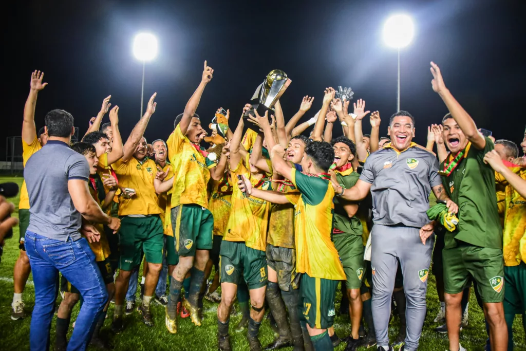 Em seu segundo ano de fundação, o Monte Roraima leva sua primeira taça para casa. Crédito: Hélio Garcias/BV Esportes