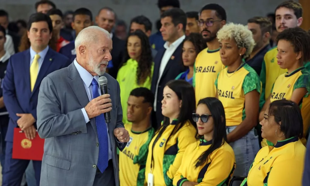 O presidente Luiz Inácio Lula da Silva anunciou um reajuste de 10,86% no programa Bolsa Atleta durante um encontro com atletas olímpicos e paralímpicos no Palácio do Planalto. (Foto: Agência Brasil)