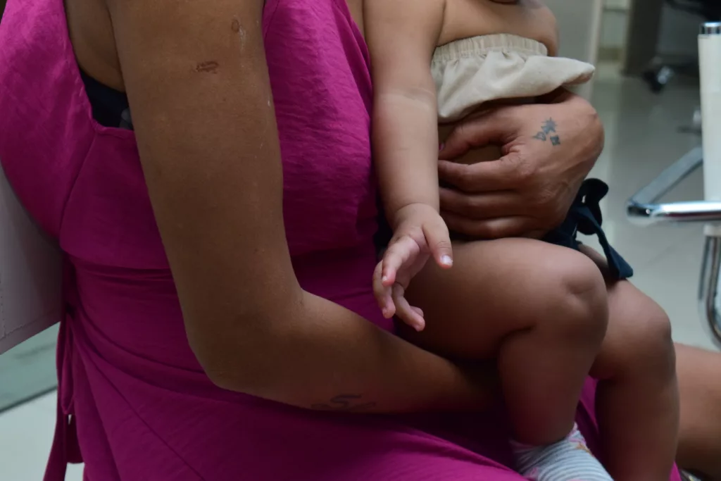 Com a filha no colo, a mãe pede ajuda (Foto: Nilzete Franco/FolhaBV)