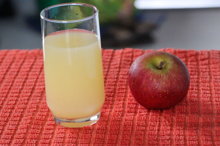 Pesquisas sugerem que os antioxidantes presentes no suco de maçã podem proteger as células cerebrais dos danos causados pelos radicais livres (Foto: Raisa Carvalho)