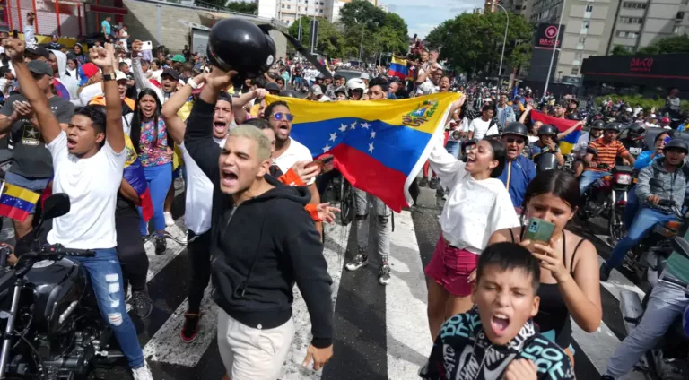 Protesto após anúncio do CNE de que o ditador venezuelano Nicolás Maduro venceu as eleições — Foto: Alexandre Meneghini/Reuters