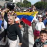 Protesto após anúncio do CNE de que o ditador venezuelano Nicolás Maduro venceu as eleições — Foto: Alexandre Meneghini/Reuters