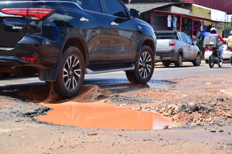 Buraco atrapalha trânsito e causa prejuízo a motoristas que utilizam a Av. São Sebastião