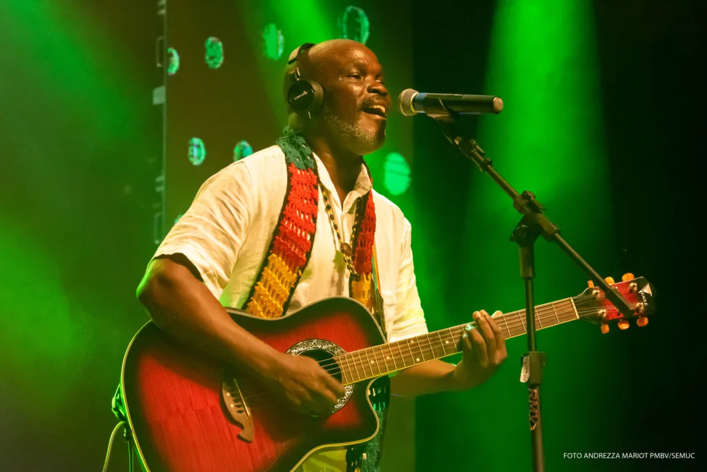 Encerrando a programação, Mike Guy-Bras e sua banda subirão ao palco para uma apresentação de reggae, com repertório nacional e internacional, incluindo obras autorais como "Deixa Rolar". (Foto: Divulgação)