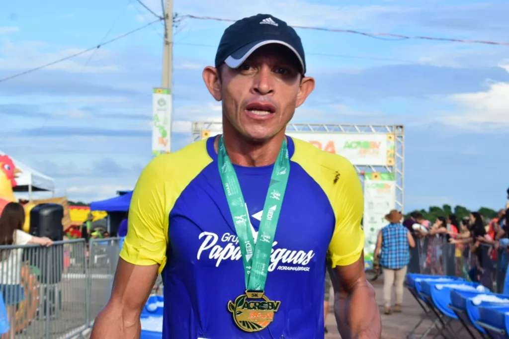 Franquinaldo Oliveira cruza a linha de chegada da AgroBV Run em primeiro lugar (Foto: Nilzete Franco/FolhaBV)