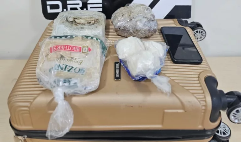 A operação resultou na apreensão de aproximadamente três quilos de skunk, cocaína em pó e base de cocaína na posse do estudante. (Foto: Policia Civil)