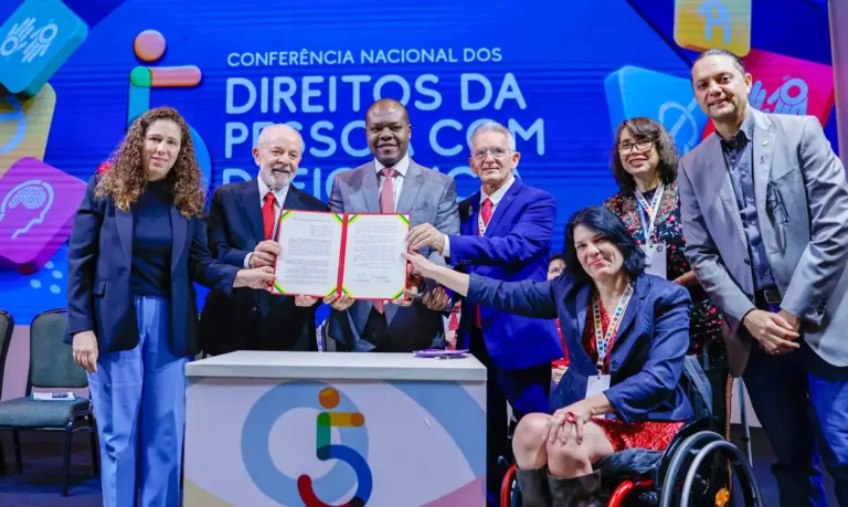 .A assinatura ocorreu durante o encerramento da 5ª Conferência Nacional dos Direitos da Pessoa com Deficiência, realizada em Brasília. (Foto:; Ricardo Stuckert/PR)