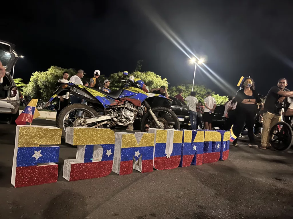 O grupo comemora o resultado do pleito presidencial, ainda não oficial, que indica vitória do candidato Edmundo Gonzaléz. (Foto: Nilzete Franco/FolhaBV)