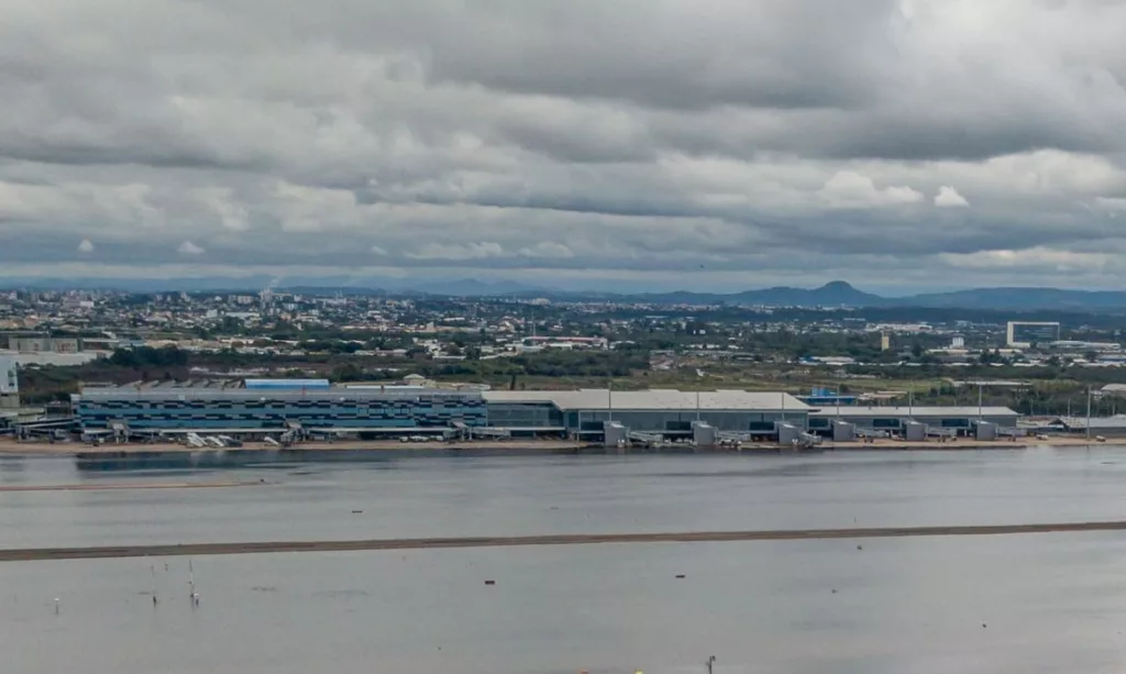 Aeroporto Salgado Filho, em Porto Alegre, foi tomado pela enchente no mês de maio. (Foto: Rafa Neddermeyer/Agência Brasil)