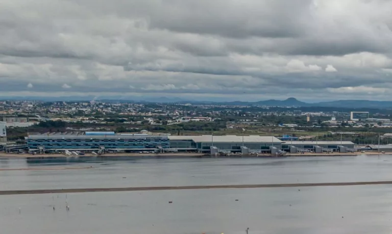 Aeroporto Salgado Filho, em Porto Alegre, foi tomado pela enchente no mês de maio. (Foto: Rafa Neddermeyer/Agência Brasil)