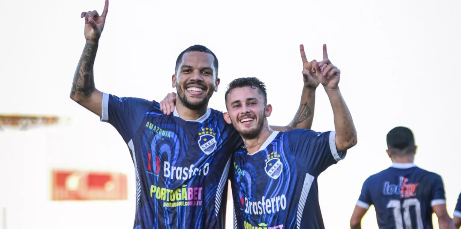 Camisa 13 - Luã Níger comemora golaço com atacante Carlinhos. Crédito: Hélio Garcias/São Raimundo