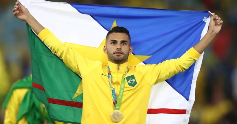 Thiago Maia carrega a bandeira de Roraima após a conquista do inédito ouro olímpico em pleno estádio do Macaranã, nos Jogos Rio-2016; ele segue como o único roraimense campeão olímpico (Foto: Divulgação)