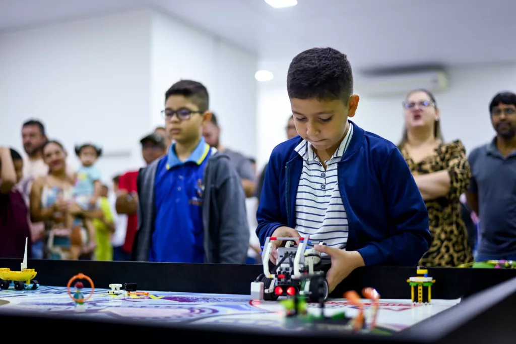 Durante o curso, os alunos terão a oportunidade de desenvolver habilidades essenciais como raciocínio lógico, estratégias de resolução de problemas, conceitos matemáticos e introdução à programação. (Foto: Ascom/Semuc)