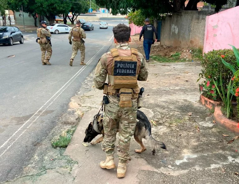 Mandados de prisão são cumpridos no Centro (Foto: Ficco)