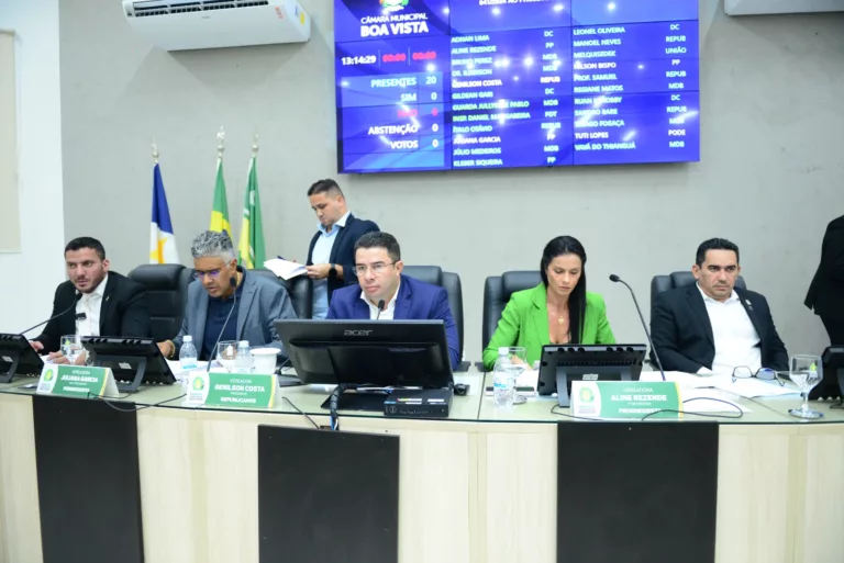 A mesa diretora presidida pelo vereador Genilson Costa (ao centro); ao lado dele, um dos líderes do Executivo, vereador Júlio Medeiros (Foto: Reynesson Damasceno/CMBV)