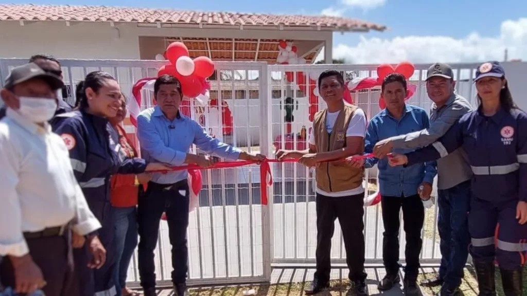 Tuxaua Benisio, prefeito de Uiramutã, e Lucas Ângelo, secretário municipal de Saúde, em uma inauguração em 2023. (Foto: reprodução/Prefeitura de Uiramutã)