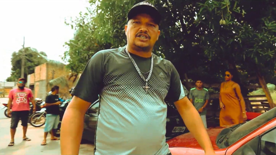 MC Frank em trecho do videoclipe 'Na Baixada' (Foto: Reprodução) MC Frank em trecho do videoclipe 'Na Baixada' (Foto: Reprodução)