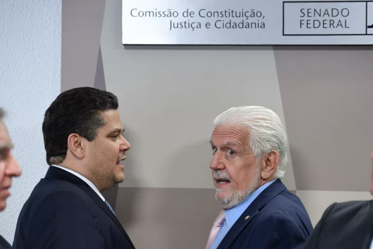 Os senadores Davi Alcolumbre, presidente da CCJ, e Jaques Wagner, líder do Governo Lula no Senado (Foto: Edilson Rodrigues/Agência Senado)