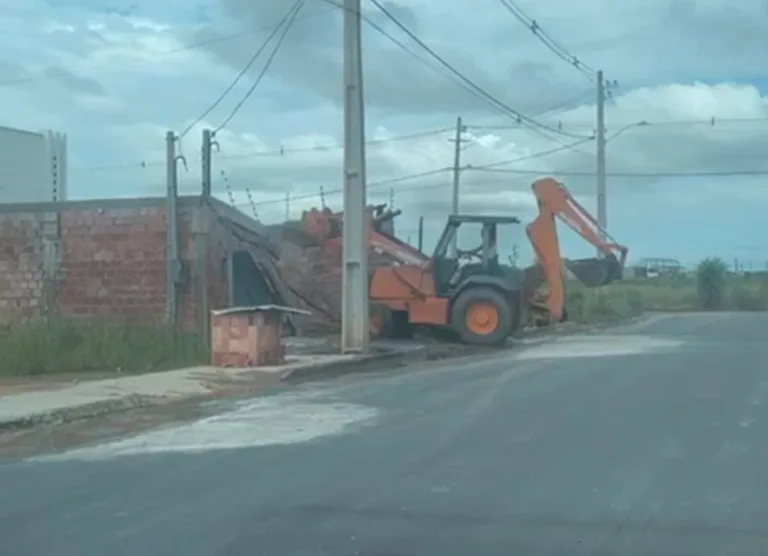 Vídeo mostra momento em que retroescavadeira foi utilizada para destruir a frente do imóvel — Foto: Arquivo pessoal