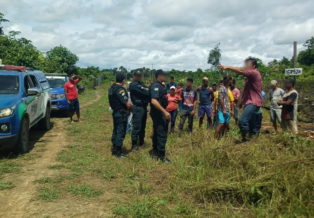 Momento em que os policiais conversavam com os invadores (Foto: Divulgação) 