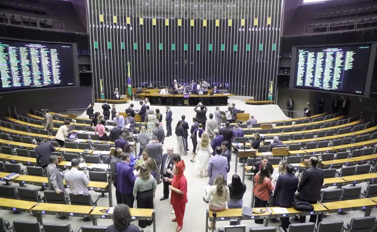 A proposta gerou entraves entre os partidos, no entanto do PT ao PL, a maioria apoiou a medida. (Foto: Mario Agra/Câmara dos Deputados)