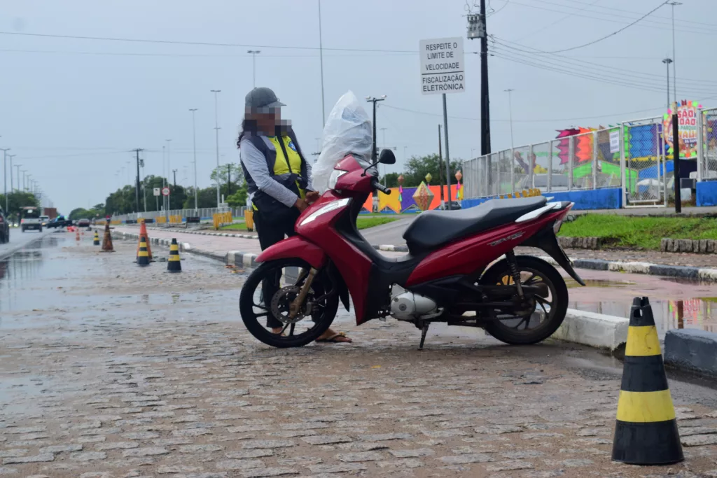 Os flanelinhas demarcam os locais com cones e faixas (Foto: Nilzete Franco/FolhaBV)