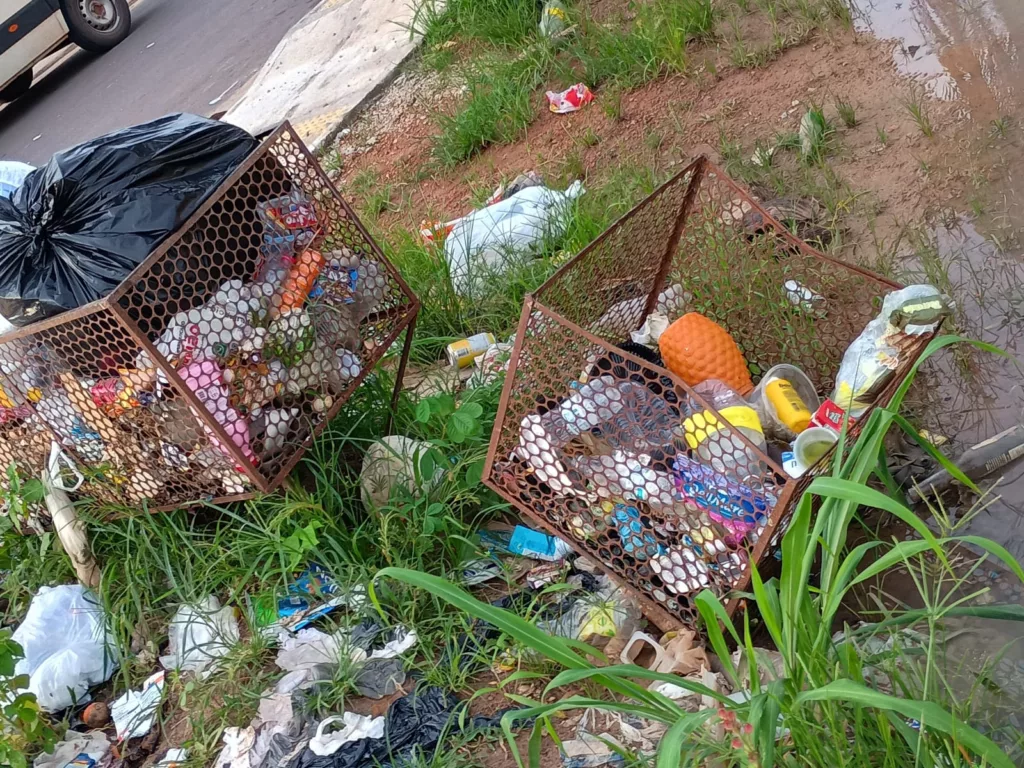 Lixo acumulado na entrada do condomínio. (Foto: arquivo pessoal)