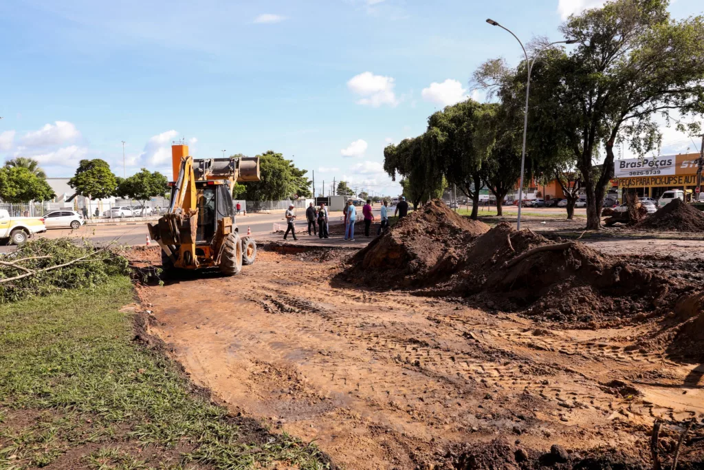 Construção de retorno na avenida Brasil, próximo a rotatória da Praça Simón Bolívar