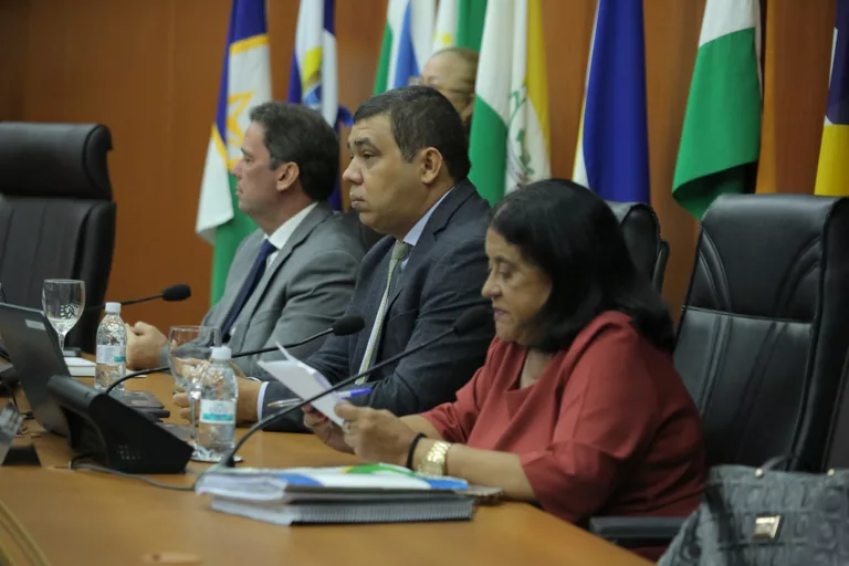A mesa diretora da Assembleia Legislativa de Roraima, presidida por Soldado Sampaio (Foto: Eduardo Andrade/SupCom ALE-RR)
