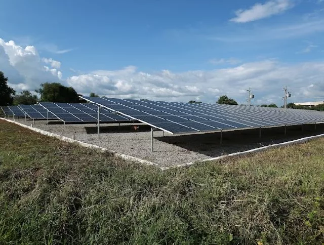 Com uma capacidade instalada de 505,44 kWp, a usina conta com 1.116 painéis fotovoltaicos distribuídos em uma área de 2.300 m². (Foto: Divulgação)