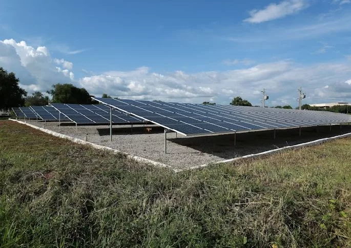 Com uma capacidade instalada de 505,44 kWp, a usina conta com 1.116 painéis fotovoltaicos distribuídos em uma área de 2.300 m². (Foto: Divulgação)