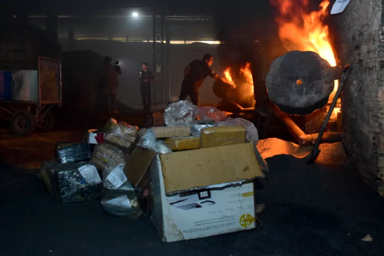 A incineração iniciou às 10h no Distrito Industrial. (Foto: Nilzete Franco)