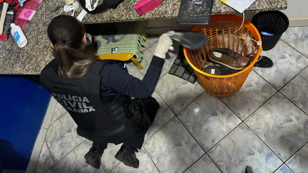 Policial civil durante cumprimento de mandados contra policiais militares (Foto: PCRR)