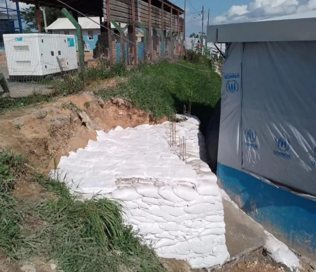 Encosta foi construída ao redor do abrigo. (Foto: reprodução/CMA)