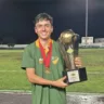 Meia-atacante Cauã Lima posa com o troféu do Sub-17 e placa de craque da decisão. Crédito: Vinícius Borralho/Monte Roraima